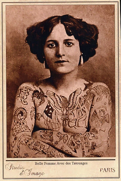 Cabinet Card of a tattooed woman, 'Belle femme Avec Tattouages', Paris c.1890 (photo)