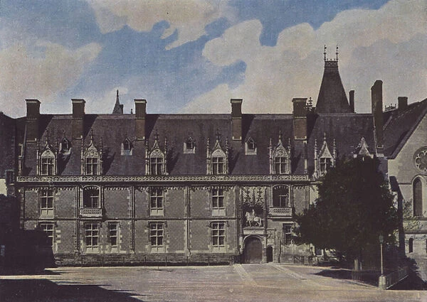 Chateau de Blois, Facade sur la cour (coloured photo)