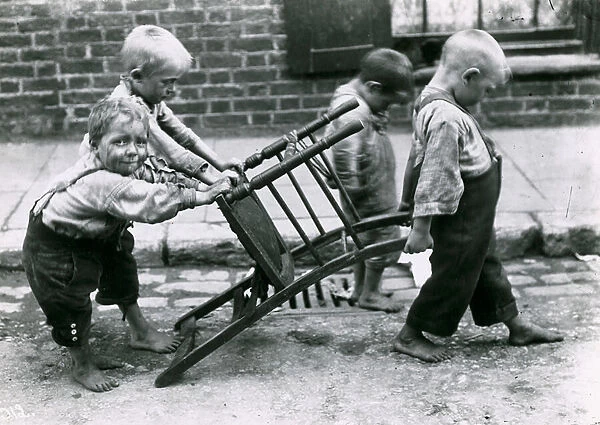 Child poverty, London (photo)