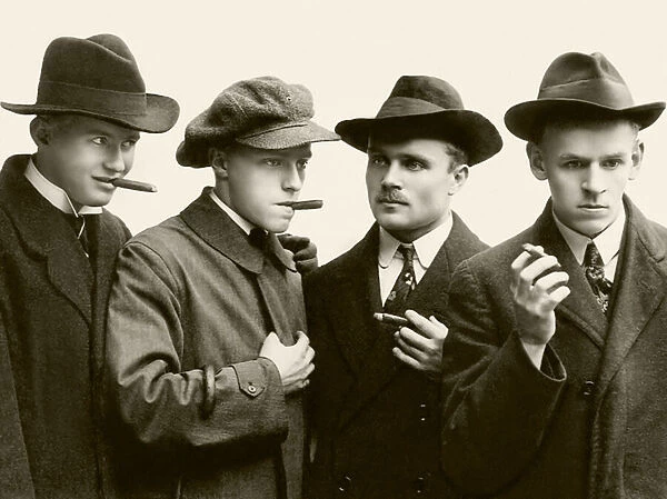 The cigar chewers, 1919 (photo)