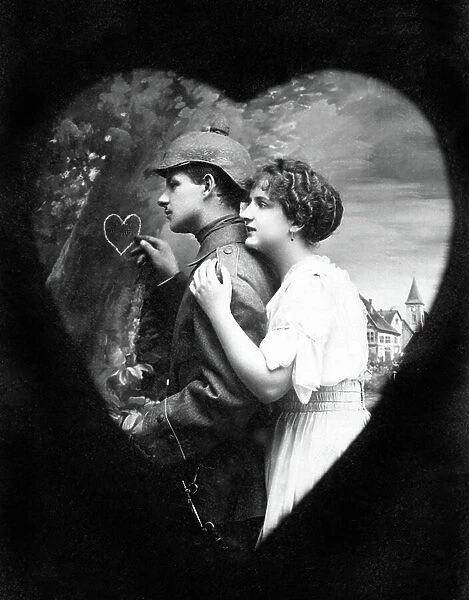 Couple in love: the man grips a heart on a trunk of abre before leaving his beloved to go to war (First World War 1914-1918). Photography around 1915