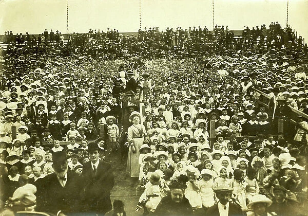 A crowd in the Edwardian era (b / w photo)