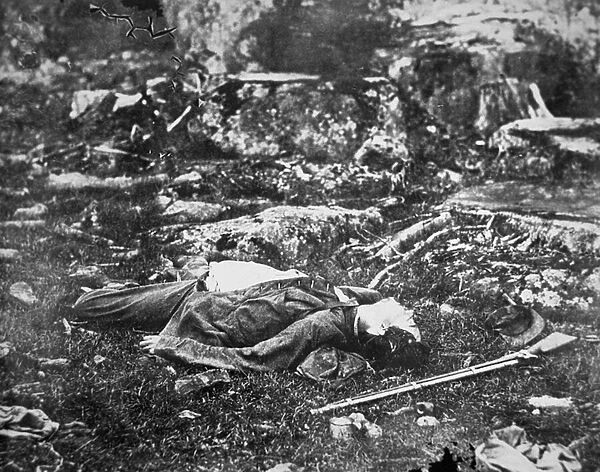Dead soldier at Little Round Top, Battle of Gettysburg, 1863 (b  /  w photo)