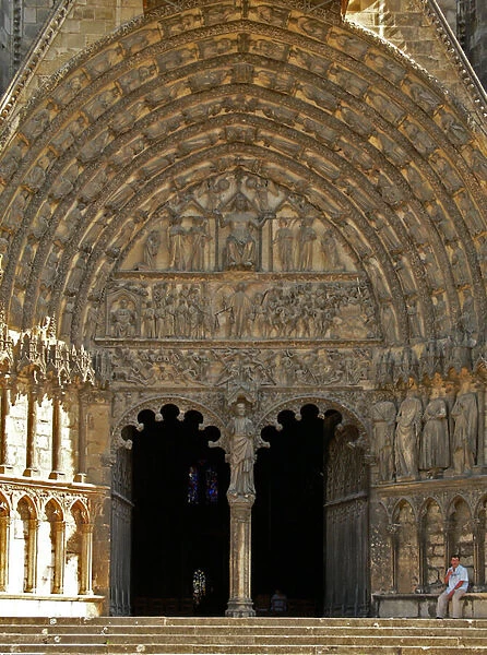 Depicting the central door in the west facade