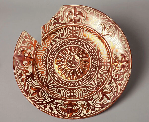 A dish. Ceramic work. Metallic polychrome. 20th century. Museum inventory no: 2046