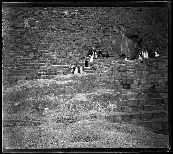 Egypt, Cairo: Cook cruise, climbing the pyramid of Kheops (Cheops, Keops, Khoufu, Khufu) to Guizeh (Guiseh, Giza, Giza) by Western tourists, the northern entrance, 1900