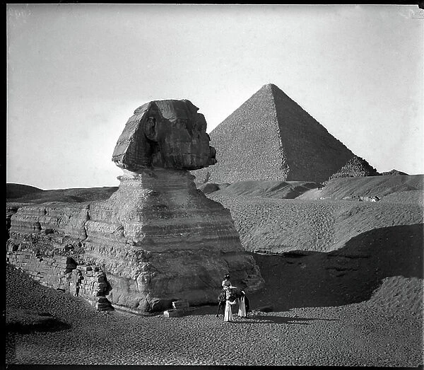 Egypt, Cairo: Cook cruise, the pyramid of Kheops (Cheops, Keops, Khufu, Khufu) to Guizeh (Guiseh, Giza, Giza) and the sphinx, tourists pose at the level of the undegagee legs of the sphinx, 1900