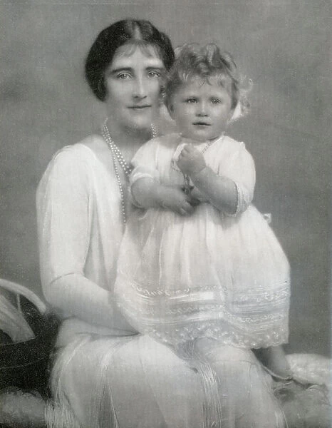 Elizabeth Bowes-Lyon, The Queen Mother, with her daughter Princess Elizabeth in 1927 (b / w photo)