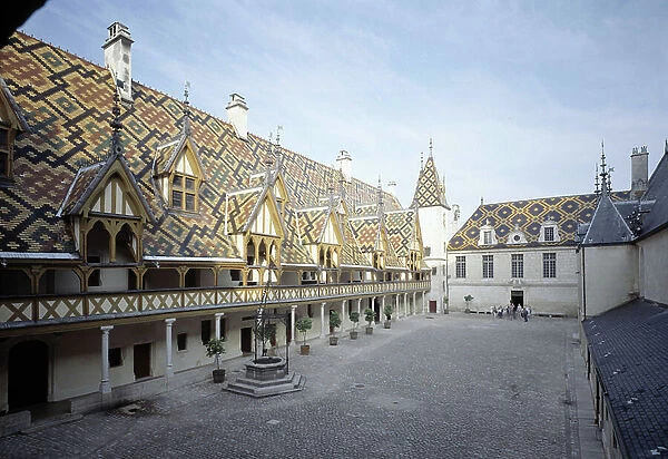 Exterior view of the courtyard of the Hospices Civiles de Beaune founded in 1443 by Chancellor Nicolas Rolin, Beaune (Cote d'Or)