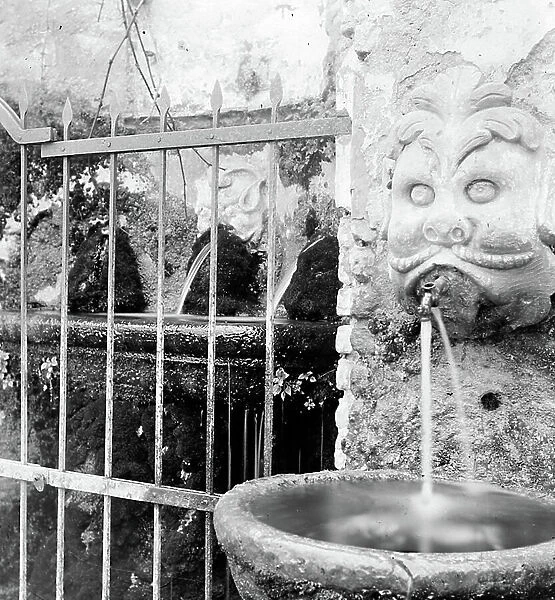 Fountain with mask decoration