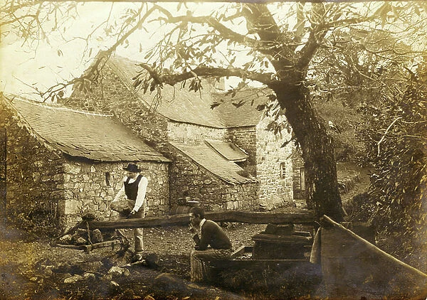 France, Brittany, Finistere (29), Douarnenez: the farmer adding weight to the lever to squeeze apples, 1900
