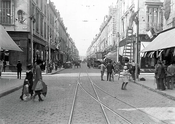 France, Centre, Indre-et-Loire (37), Tours: preparation of decorations on Rue Nationale, 1918