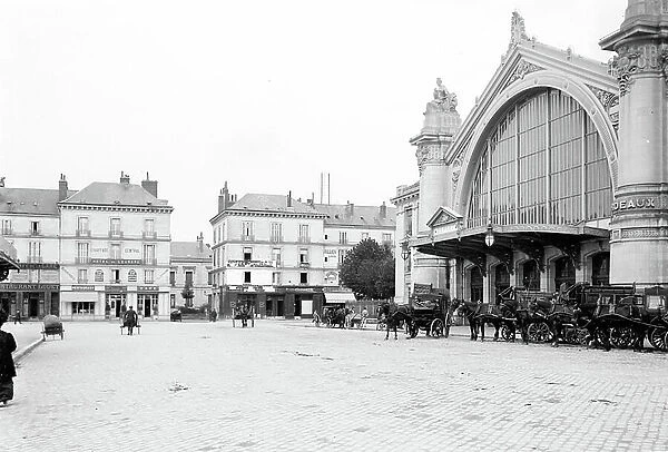 France, Centre, Indre-et-Loire (37), Tours: Place de la gare with hippomobiles and shops, 1900