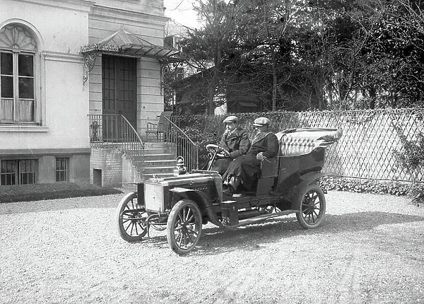 France, Centre, Indre-et-Loire (37), Tours: in the courtyard of the Lemaitre mansion, a car, 1913