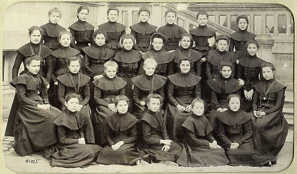 France, Centre, Indre-et-Loire (37), Tours: a maiden class of the boarding school of the nuns of the Presentation of the Grande Breteche, 1903
