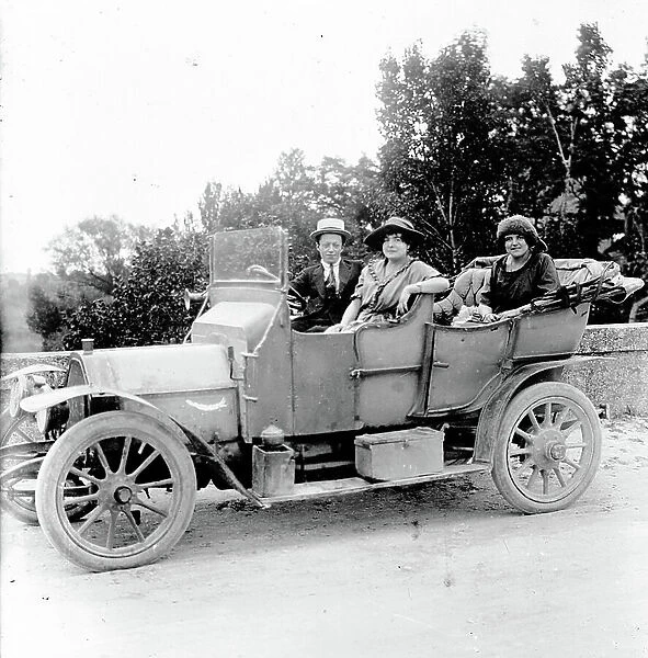France: a decapotable car with the driver and his two passengers, 1910