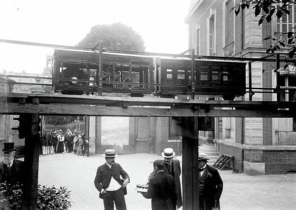 France, Ile-de-France, Paris (75): Test of a model of a metro wagon in a bourgeois courtyard, 1895