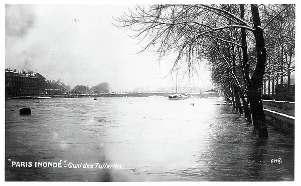 France, Ile-de-France, Paris (75): Paris flooded, le quai des Tuileries, 1910