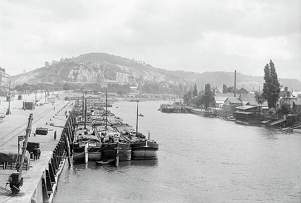 France, Nord-Pas-de-Calais, Nord (59), Maubeuge: port sur la Sambre with factories, barges, docks, cranes, railways, trains and trams, 1900