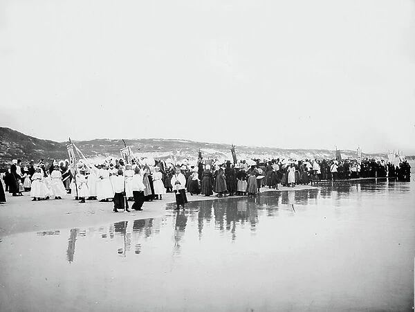 France, Nord-Pas-de-Calais, Pas-de-Calais (62), Equihen-Plage: September 25, 1901, procession of the blessing of the sea with Swiss clergy, inhabitants, young girls in headdress and the population feet in the water, 1901