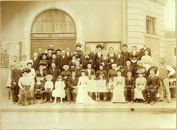France, Pays de la Loire, Sarthe (72): Group photo of a wedding, in a village of Sarthe with a wedding cup, women in headdresses, men in suits, 1900 - Fire pump