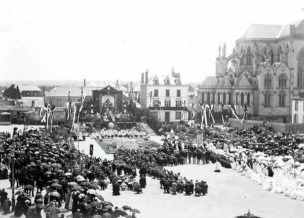 France, Pays de la Loire, Sarthe (72), La Ferte-Bernard: religious ceremony, open-air mass, 1900