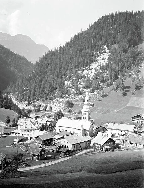 France, Rhone-Alpes, Haute-Savoie (74), La Clusaz: Chaine des Aravis, general view with the village and the church, 1920
