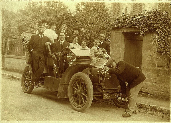 France: Starting a car with a family laying on, 1910 - 287-I6