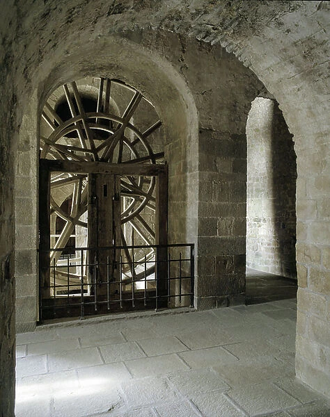 Gothic architecture: view of the wheel that served as a winch and was operated by the prisoners to supply the mountain with foodstuff. 1225-1228 Cloitre of the abbey of Mont Saint Michel (Manche)