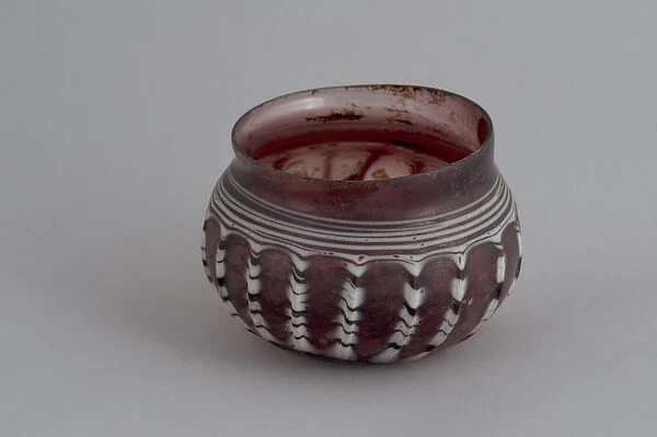 Grooved cup (glass)