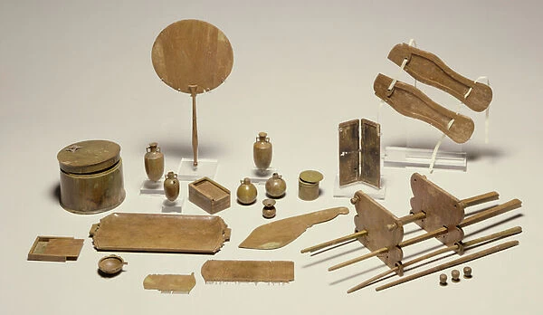 Group of toilet and writing utensils (ivory)