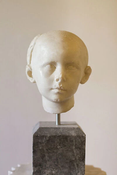 Head of a little boy cosacrated to Isis (luna marble)