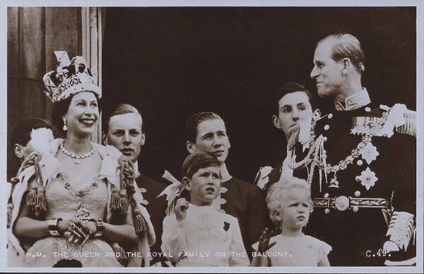 HM The Queen and the royal family on the balcony (b  /  w photo)