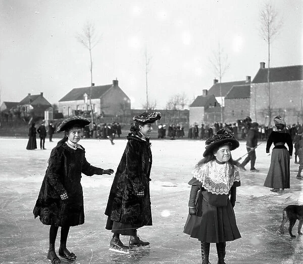 Indre et Loire (37): Children come skating on a gele pond, 1900