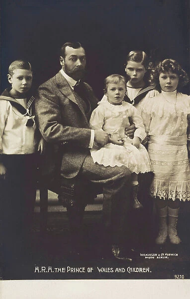King George V with his children (b / w photo)