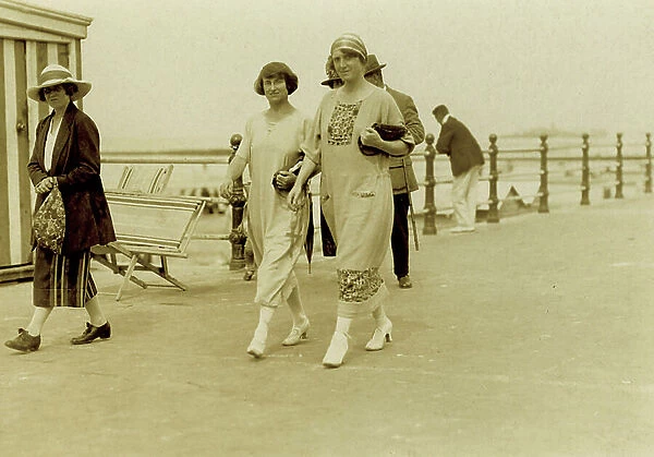 Margate Promenade along the seafront, c.1925 (b. / w photo)