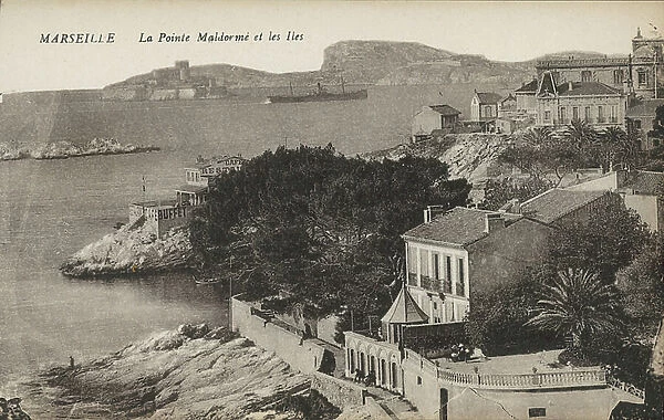 Marseille: La Pointe Maldorme et les Iles (b / w photo)
