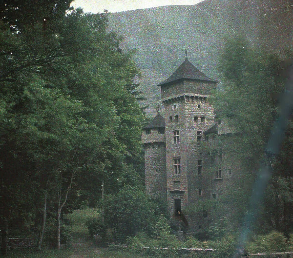 Massif Central picturesque: Le chateau de la Caze dans le Massif Central, 1917, Gorges du Tarn, France - Autochrome anonymous