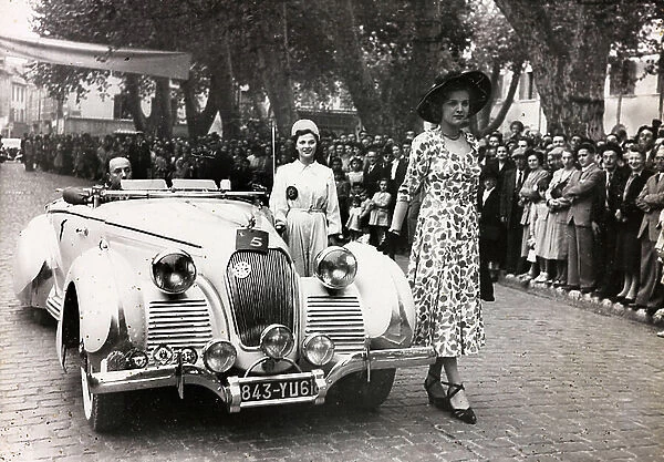 Models next to a car in the first Grand Prix de la Ville de Bandol