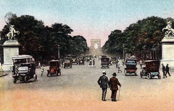 Paris: traffic on the Avenue des Champs Elysees (Champs-Elysees