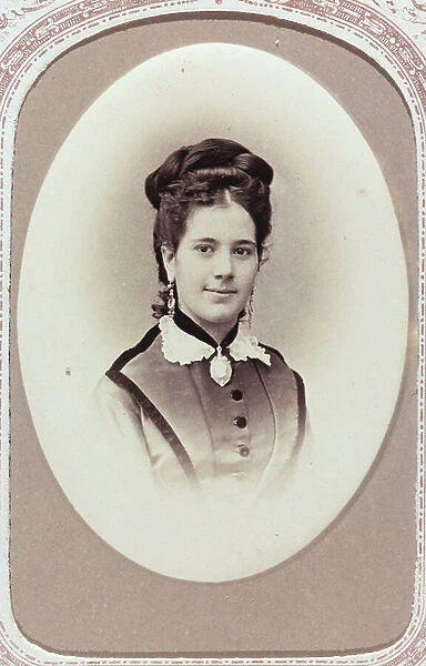 Portrait of a young woman, carte de visite; the support contains the indication 'Emilia Rapallino Moresco'