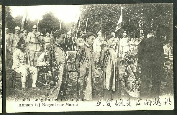 Postcard, en N & B, 1919_8: Le phat Long-tinh cho Vien-quan Ceremony de decoration des mandarins annamites a Nogent-sur-Marne - War of 14 -18, Photography, Vietnam - Indigenous soldiers
