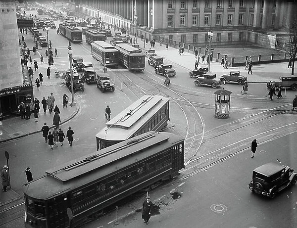 Rush Hour, 15th Street NW and New York Avenue NW, Washington DC, USA, March 1930 (b / w photo)