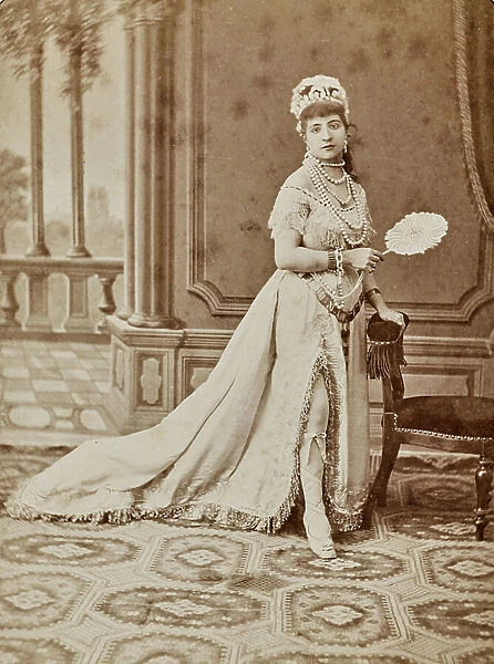 'Second-Actors': Portrait of an actress on stage costumes