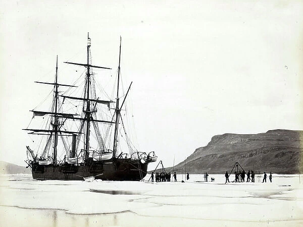 The ship Alert cuts across the ice, Dobbin Bay (Canada), 13, 1875 (b / w photo)