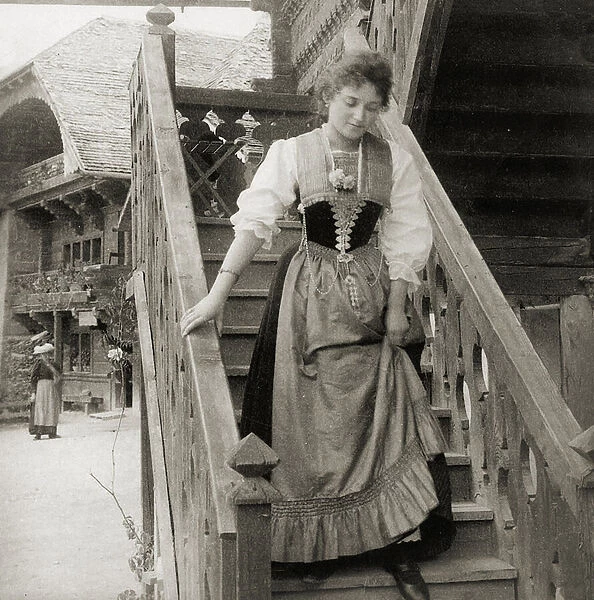 Stereoscopic card depicting a young Swiss woman in traditional costume, c. 1900 (sepia photo) (see also 473237)