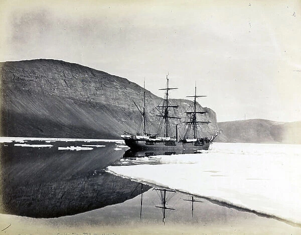 A swift of the ice floe under Cape Prescott, in Franklin Pierce Bay (Canada), August 9, 1875, 19th century (b / w photo)