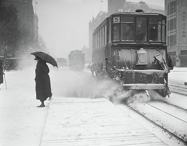 Trolley Car in Snow, Washington DC, USA, 1923 (b / w photo)
