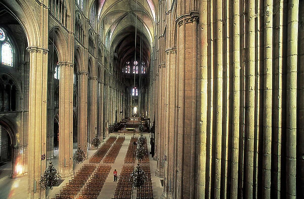 View of the central nave of the Cathedrale Saint-Etienne in Bourges in le Cher (photo)