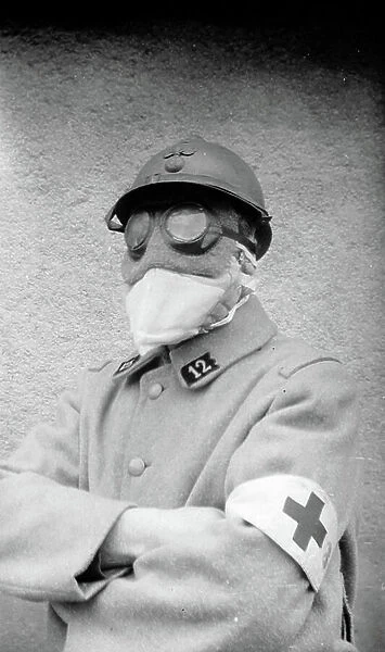 Vosges (88): A nurse of the 12 with his gas mask, 1917